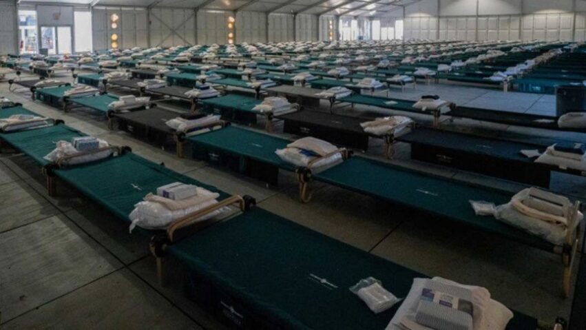  যুক্তরাষ্ট্রে অভিবাসনপ্রত্যাশীদের জন্য অস্থায়ী তাঁবুর আশ্রয়কেন্দ্র বানিয়েছে নিউইয়র্ক কর্তৃপক্ষ। ছবি : রয়টার্স 