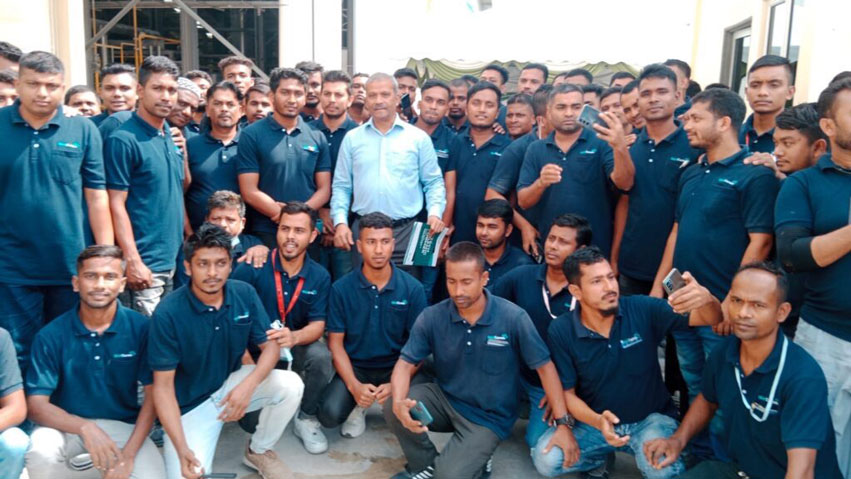 মালয়েশিয়ার নেগরি সিম্বিলানের মেডিসিরাম এসডিএন বিএইচডিতে জোরপূর্বক শ্রমের শিকার বাংলাদেশি কর্মীদের সাঙ্গে উপদেষ্টা আসিফ নজরুল। ছবি: সংগৃহীত।