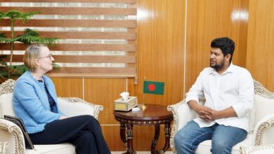 বাংলাদেশে নিযুক্ত ব্রিটিশ হাইকমিশনার সারাহ কুক এবং তথ্য ও সম্প্রচার মন্ত্রণালয়ের উপদেষ্টা মাহফুজ আলম।