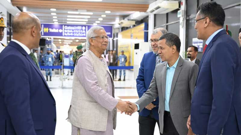 ঢাকায় ফেরার পর ড. ইউনূস | ছবি: প্রেস উইং