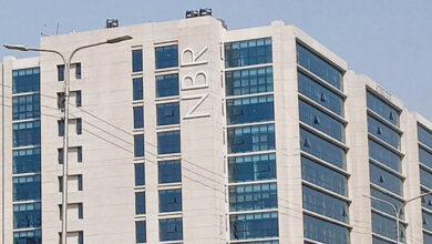 জাতীয় রাজস্ব বোর্ড (এনবিআর) ২০২৫-২৬ করবর্ষে অনলাইনে আয়কর রিটার্ন দাখিল বাধ্যতামূলক করেছে। সোমবার (৩ আগস্ট) এক বিশেষ আদেশে এনবিআর জানায়, নির্দিষ্ট কিছু ব্যতিক্রম ছাড়া দেশের সব স্বাভাবিক ব্যক্তি করদাতাকে ওয়েবসাইট (www.ctaxnbf.gov.bd) এর মাধ্যমে অনলাইনে রিটার্ন জমা দিতে হবে। বিশেষ আদেশে ৪ শ্রেণির করদাতাকে অনলাইনে রিটার্ন দাখিল থেকে অব্যাহতি দেওয়া হয়েছে। তারা হলেন— ৬৫ বছর বা তার চেয়ে বেশি বয়সের প্রবীণ করদাতা শারীরিকভাবে অক্ষম বা বিশেষ চাহিদাসম্পন্ন করদাতা (প্রমাণপত্র সাপেক্ষে) বিদেশে অবস্থানরত বাংলাদেশি নাগরিক মৃত করদাতার পক্ষে আইনগত প্রতিনিধি তবে এই চার শ্রেণির করদাতা ইচ্ছা করলে অনলাইনেই রিটার্ন জমা দিতে পারবেন। আদেশে আরও বলা হয়েছে, ই-বিটার্ন সিস্টেমে কারিগরি সমস্যার কারণে যদি কোনও সাধারণ করদাতা রিটার্ন জমা দিতে না পারেন, তাহলে তাকে আগামী ৩১ অক্টোবর ২০২৫-এর মধ্যে সংশ্লিষ্ট উপকর কমিশনারের কাছে লিখিতভাবে যুক্তিসঙ্গত কারণ জানিয়ে আবেদন করতে হবে। অতিরিক্ত বা যুগ্ম কর কমিশনারের অনুমোদন সাপেক্ষে তারা কাগজে (পেপার রিটার্ন) রিটার্ন জমা দিতে পারবেন। এনবিআর চেয়ারম্যান মো. আব্দুর রহমান খান সই করা আদেশে সব মন্ত্রণালয়, বিভাগ, অধিদফতর এবং সরকারি ও বেসরকারি দফতরগুলোর কর্মকর্তাদের এ বিষয়ে অবহিত করার নির্দেশ দেওয়া হয়েছে। এনবিআর বলছে, কর ব্যবস্থা ডিজিটাল এবং স্বচ্ছ করতে এ সিদ্ধান্ত নেওয়া হয়েছে। পাশাপাশি করদাতাদের হয়রানি কমানো ও সেবার গুণগত মান বাড়ানোই অনলাইন রিটার্ন বাধ্যতামূলক করার মূল লক্ষ্য।