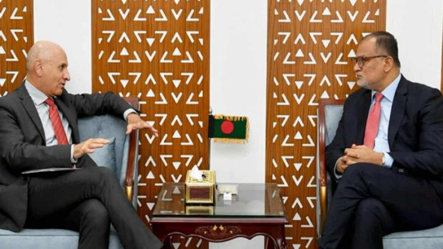 সচিবালয়ে বুধবার বাণিজ্য উপদেষ্টা শেখ বশিরউদ্দীনের সঙ্গে বাংলাদেশে নিযুক্ত ইতালির রাষ্ট্রদূত অ্যান্টেনিও আলেসান্দ্রে বৈঠক করেছেন। ছবি : বাসসের প্রতিবেদন থেকে নেওয়া