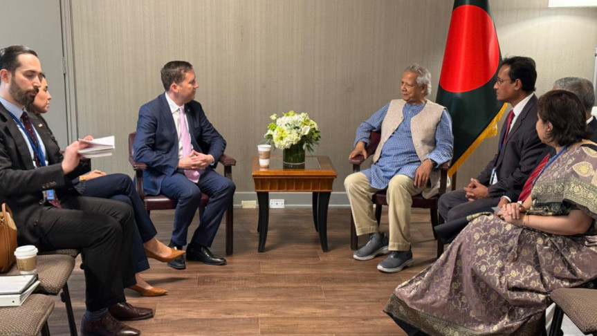 স্থানীয় সময় সোমবার (২২ সেপ্টেম্বর) নিউইয়র্কে দক্ষিণ ও মধ্য এশিয়া বিষয়ক মার্কিন বিশেষ দূত এবং ভারতে নিযুক্ত রাষ্ট্রদূত সার্জিও গোর-এর সঙ্গে বৈঠক করেন প্রধান উপদেষ্টা অধ্যাপক ড. মুহাম্মদ ইউনূস। ছবি: প্রধান উপদেষ্টার ফেসবুক থেকে নেওয়া