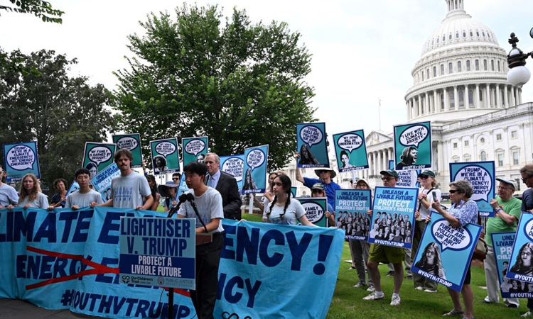 জীবন, স্বাধীনতা ও একটি স্থিতিশীল জলবায়ুর অধিকার- যুক্তরাষ্ট্রের তরুণদের কাছে আজ এই প্রশ্নগুলোই এখন বড় হয়ে দেখা দিয়েছে।