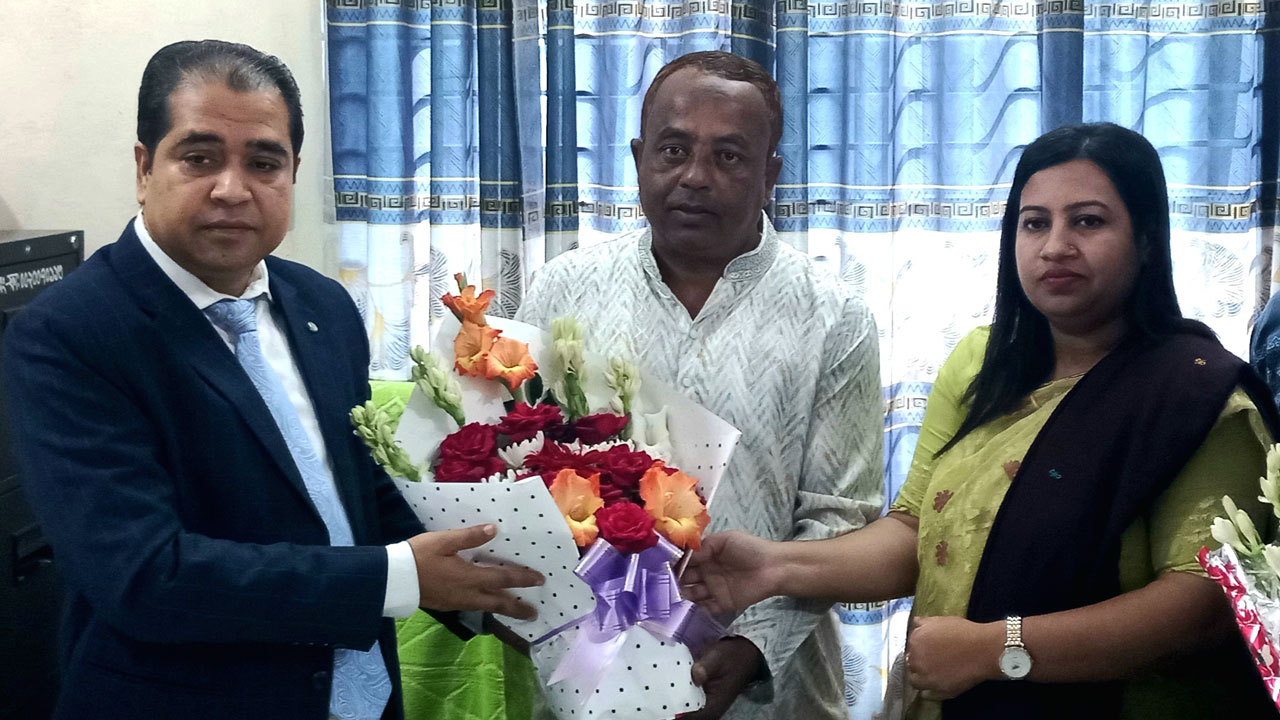 স্বচ্ছতা ও দ্রুততার সাথে কাজ করার নির্দেশনা দিলেন ডিসি এনামুল আহসান