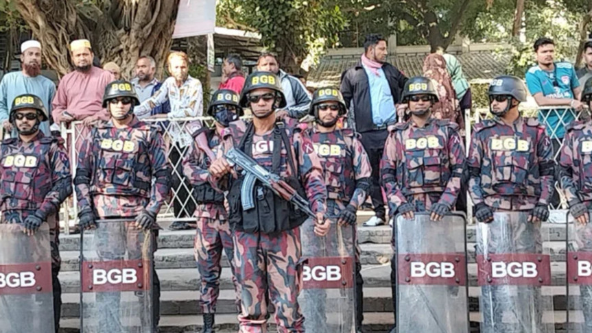 শেখ হাসিনা, জয় ও পুতুলের রায়কে ঘিরে নিম্ন আদালতে নিরাপত্তা জোরদার। ছবি : বাসস