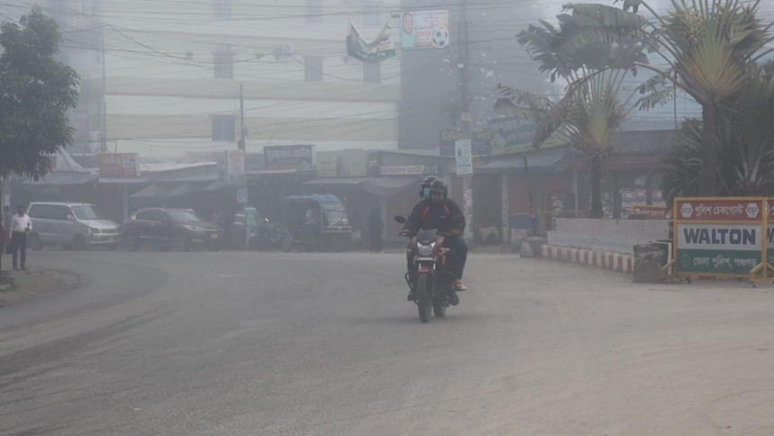 কুয়াশার চাদরে ঘেরা উত্তরের জেলা পঞ্চগড়।