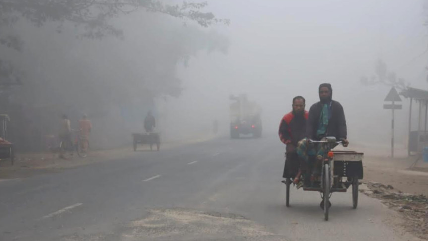উত্তরের জেলা পঞ্চগড়ে তীব্র শীতের মধ্যেই জীবিকার তাগিদে বের হচ্ছেন শ্রমজীবীরা।