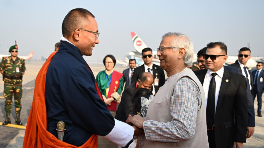 ভুটানের প্রধানমন্ত্রী শেরিং তোবগে আজ শনিবার হযরত শাহজালাল আন্তর্জাতিক বিমানবন্দরে অবতরণ করলে প্রধান উপদেষ্টা অধ্যাপক ড. মুহাম্মদ ইউনূস তাকে আনুষ্ঠানিকভাবে অভ্যর্থনা জানান। ছবি : প্রেস উইং