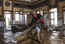 স্থিতিশীল বিদ্যুৎ, বিশুদ্ধ পানির সরবরাহ ও পর্যাপ্ত খাদ্যের অভাবে চরম দুর্ভোগে দিন কাটাচ্ছেন ইন্দোনেশিয়ার আচেহ প্রদেশের হাজারো বাসিন্দা। ছবি: সংগৃহীত।