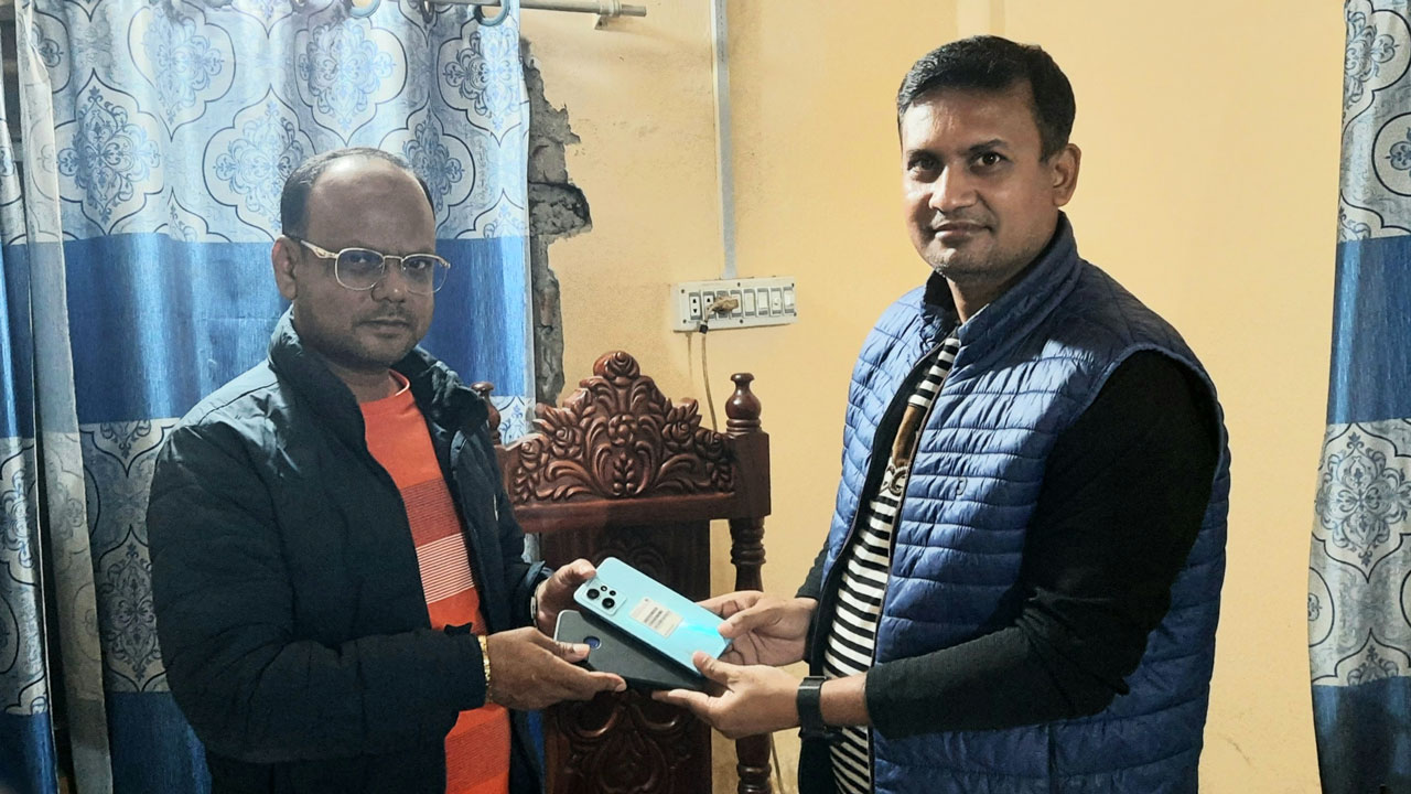 হারানো মোবাইল মুঠোফোন খুঁজে দেন উপ-পরিদর্শক বকুল