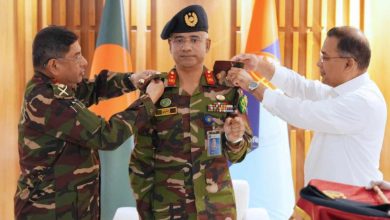 ডিজিএফআই মহাপরিচালক কায়সার রশিদ চৌধুরীকে ব্যাজ পড়াচ্ছেন প্রধানমন্ত্রী ও সেনাপ্রধান। ছবি: সংগৃহীত