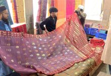 ঈদকে ঘিরে দেশ-বিদেশের ক্রেতারা ভিড়ছেন নারায়ণগঞ্জের জামদানিপল্লীতে