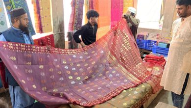 ঈদকে ঘিরে দেশ-বিদেশের ক্রেতারা ভিড়ছেন নারায়ণগঞ্জের জামদানিপল্লীতে