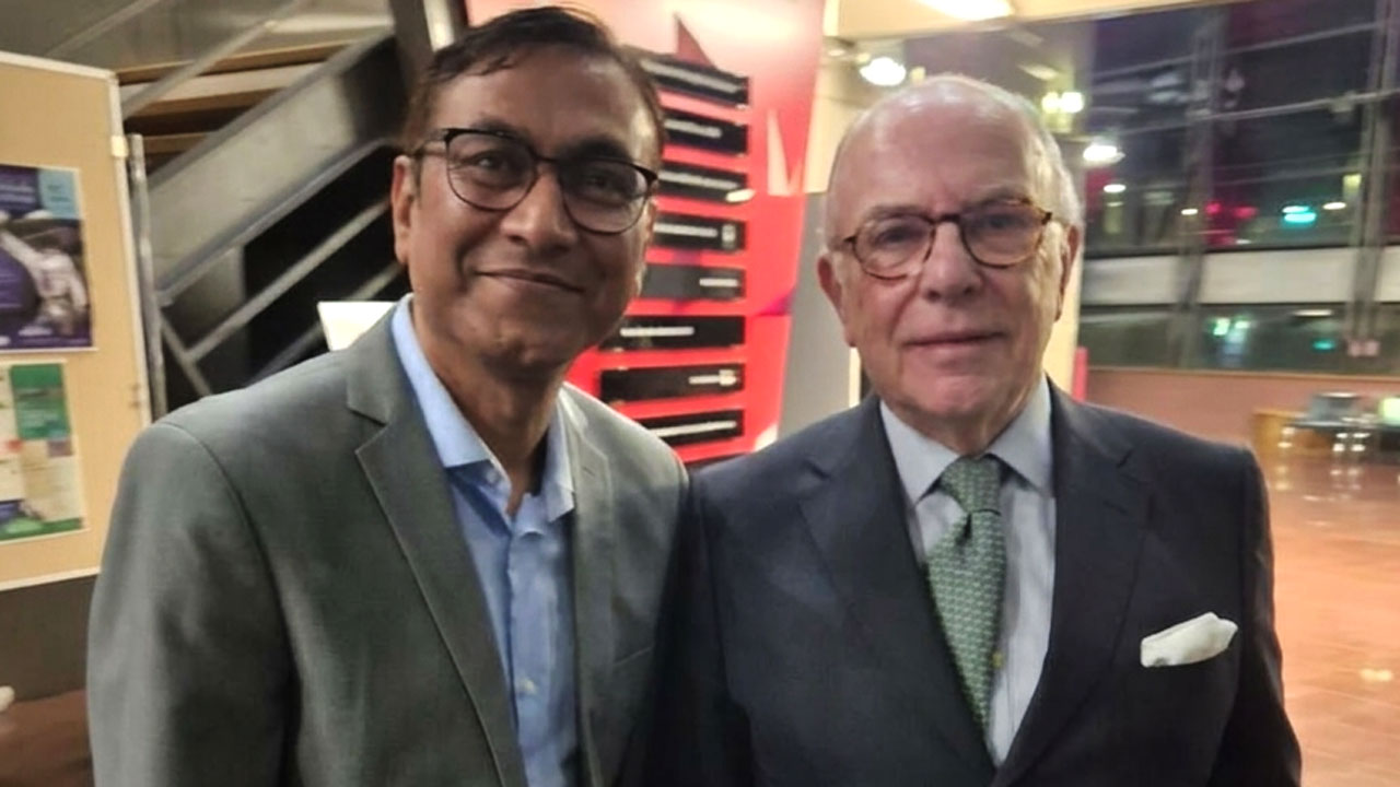 ফ্রান্সের সাবেক প্রধানমন্ত্রী বার্নার কাজনভের সঙ্গে সাংবাদিক শাহাবুদ্দিন শুভর সাক্ষাৎ