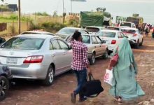 মঙ্গলবার ভোরের আলো ফোটার আগে থেকেই দক্ষিণ ও দক্ষিণ-পশ্চিমাঞ্চলমুখী যাত্রীরা পাটুরিয়া-দৌলতদিয়া ঘাটে ভিড় করতে শুরু করেছেন।