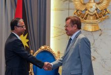 কুচিংয়ে প্রিমিয়ারের কার্যালয়ে সারাওয়াকের প্রিমিয়ার আবাং হাজি আব্দুর রহমান যোহারি বিন তুন আবাং হাজি ওপেং-এর সাথে বৈঠক করেন বাংলাদেশের হাইকমিশনার মনজুরুল করিম খান চৌধুরী , বৈঠকে দুই পক্ষ কৃষি, নবায়নযোগ্য জ্বালানি এবং শ্রমিক অভিবাসনের মতো গুরুত্বপূর্ণ খাতে সহযোগিতা বৃদ্ধি নিয়ে আলোচনা করেন।