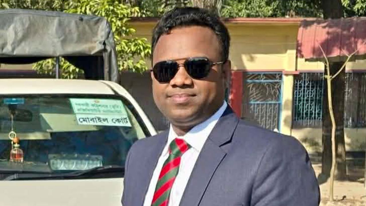 ময়মনসিংহ জেলা পর্যায়ে দ্বিতীয় শ্রেষ্ঠ অফিসার হিসেবে নির্বাচিত হয়েছেন ত্রিশালের সহকারী কমিশনার (ভূমি) মাহবুবুর রহমান