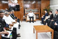 বুধবার জাতীয় সংসদ ভবনে প্রধানমন্ত্রী তারেক রহমানের সঙ্গে সৌজন্য সাক্ষাৎ করেন জাপানের কৃষিমন্ত্রী ও দেশটির সরকারের বিশেষ দূত সুজুকি নরিকাজু’র নেতৃত্বে একটি উচ্চপর্যায়ের প্রতিনিধি দল। ছবি : পিএমও