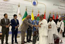 বিমানবন্দরে বাংলাদেশি হজযাত্রীদেরকে অভ্যর্থনা জানানো হয়।