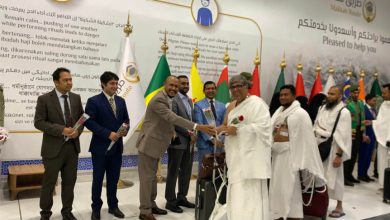 বিমানবন্দরে বাংলাদেশি হজযাত্রীদেরকে অভ্যর্থনা জানানো হয়।