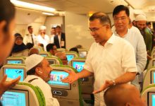 প্রধানমন্ত্রী তারেক রহমান শুক্রবার রাতে হযরত শাহজালাল আন্তর্জাতিক বিমানবন্দরে এ বছরের প্রথম হজ ফ্লাইট উদ্বোধন করেন। ছবি : বাসস