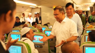 প্রধানমন্ত্রী তারেক রহমান শুক্রবার রাতে হযরত শাহজালাল আন্তর্জাতিক বিমানবন্দরে এ বছরের প্রথম হজ ফ্লাইট উদ্বোধন করেন। ছবি : বাসস