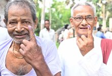 পূর্ব মেদিনীপুর জেলার নন্দীগ্রামে দুই ভোটার | ছবি: দ্য হিন্দু