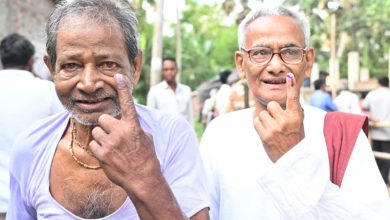 পূর্ব মেদিনীপুর জেলার নন্দীগ্রামে দুই ভোটার | ছবি: দ্য হিন্দু