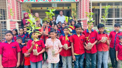 মানবতার বন্ধনে একসাথে সংগঠনের উদ্যোগে শিক্ষা প্রতিষ্ঠানের গাছ লাগানো ও চারা বিতরণ
