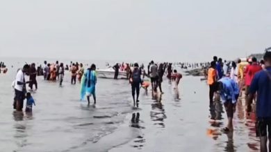 শারদীয় দুর্গাপূজার ছুটিতে পটুয়াখালীর কুয়াকাটা সমুদ্র সৈকতে পর্যটকদের উপচে পড়া ভিড়। ছবি : বাসস