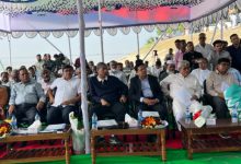 পাবনার সুজানগর উপজেলায় পদ্মাপাড়ে পদ্মা ব্যারেজ প্রকল্প এলাকা পরিদর্শন শেষে কারিগরিবিষয়ক আলোচনা সভা।