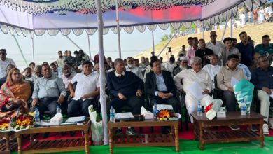পাবনার সুজানগর উপজেলায় পদ্মাপাড়ে পদ্মা ব্যারেজ প্রকল্প এলাকা পরিদর্শন শেষে কারিগরিবিষয়ক আলোচনা সভা।